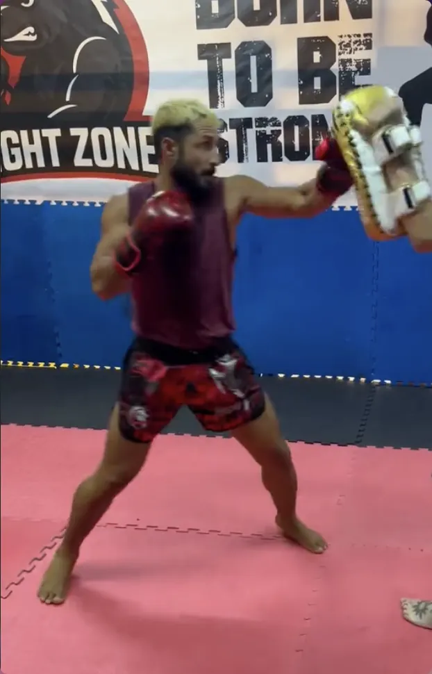 Student drilling combinations on pads in Alanya
