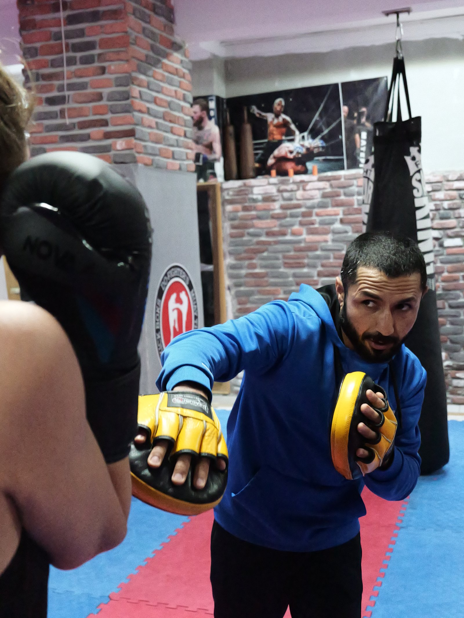 Punch combination on the pads during a kickboxing session in Alanya