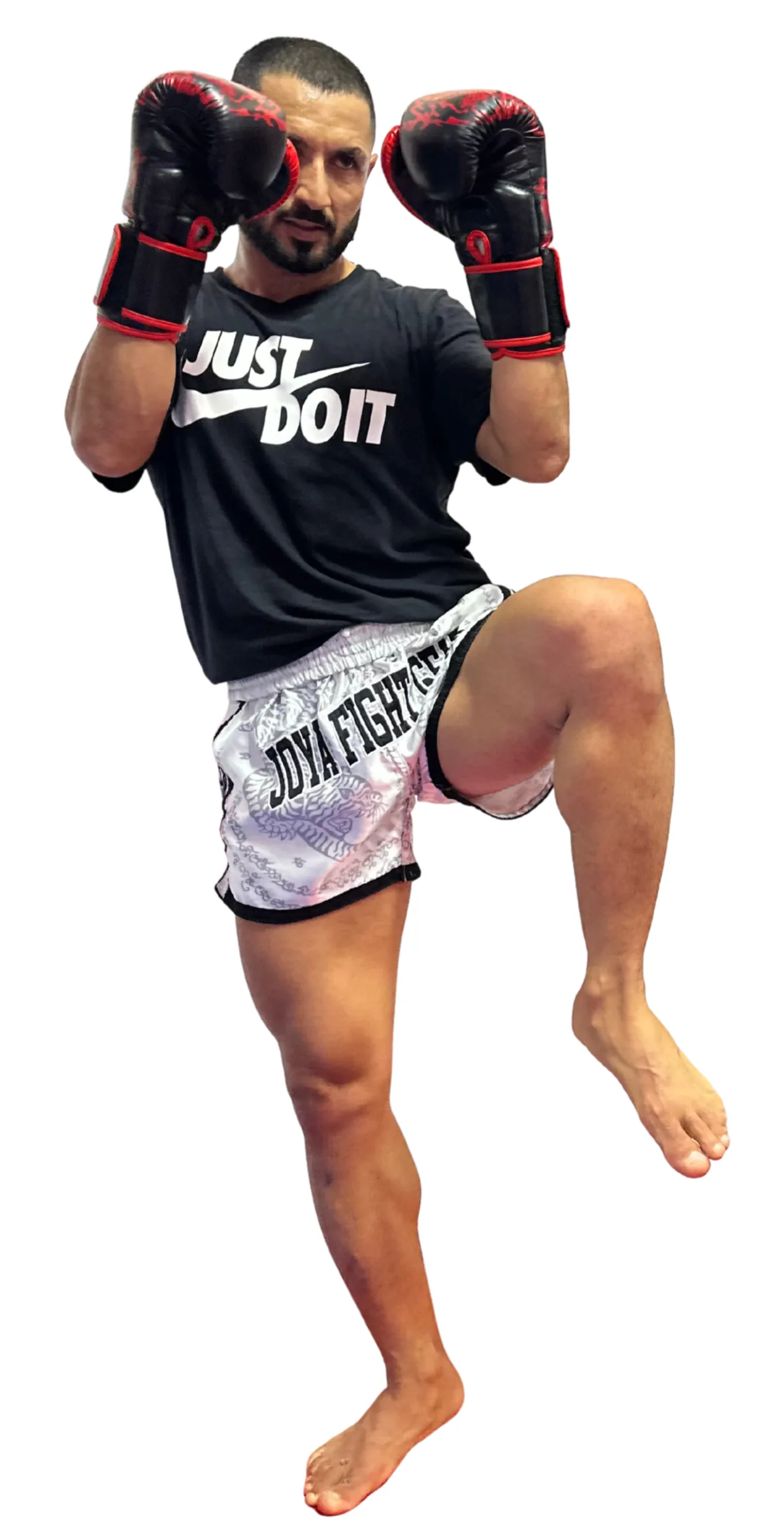 Ali Savaskan, personal trainer in Alanya, throwing a knee strike