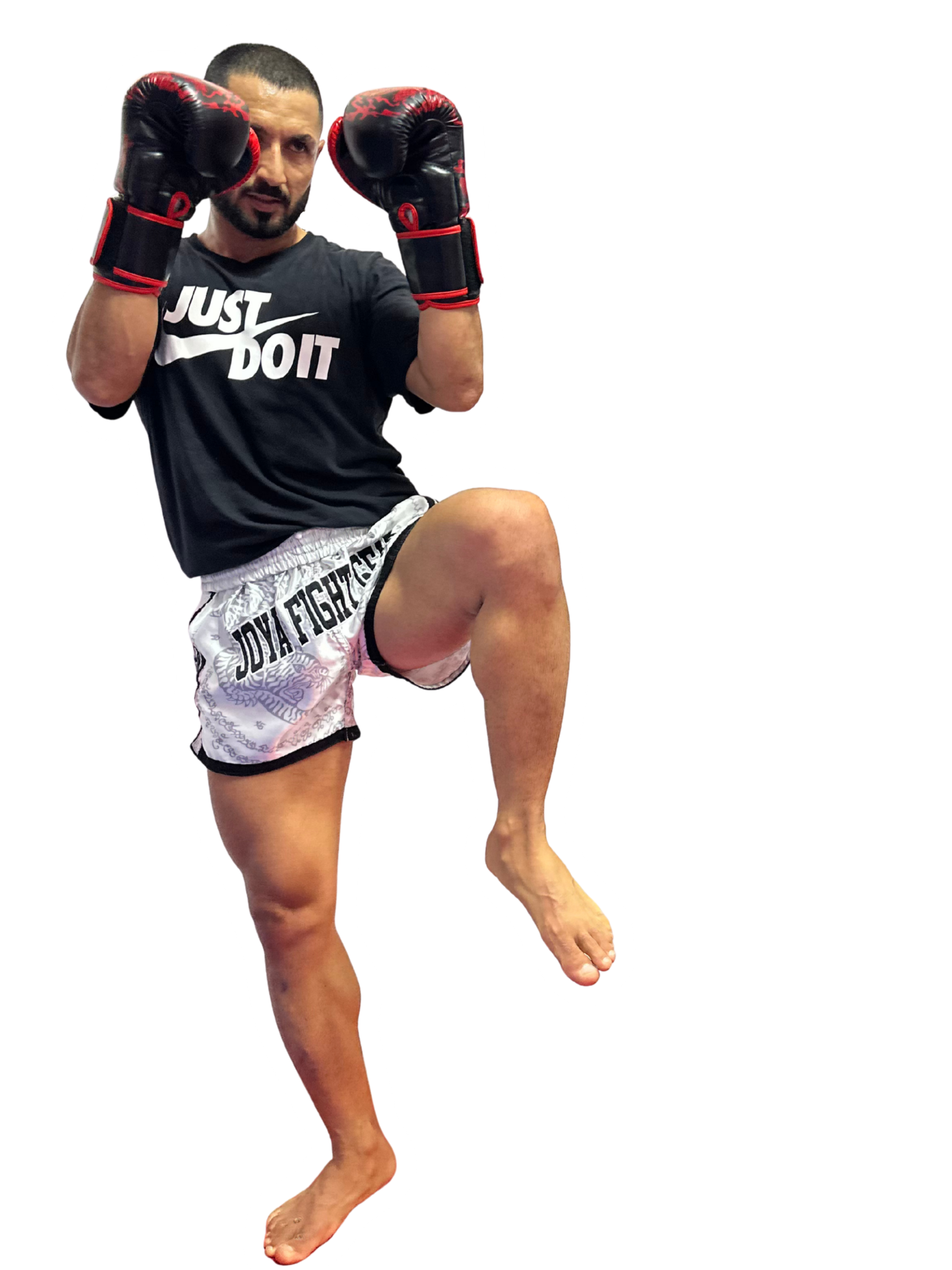 Ali Savaskan, personal trainer in Alanya, in Muay Thai stance